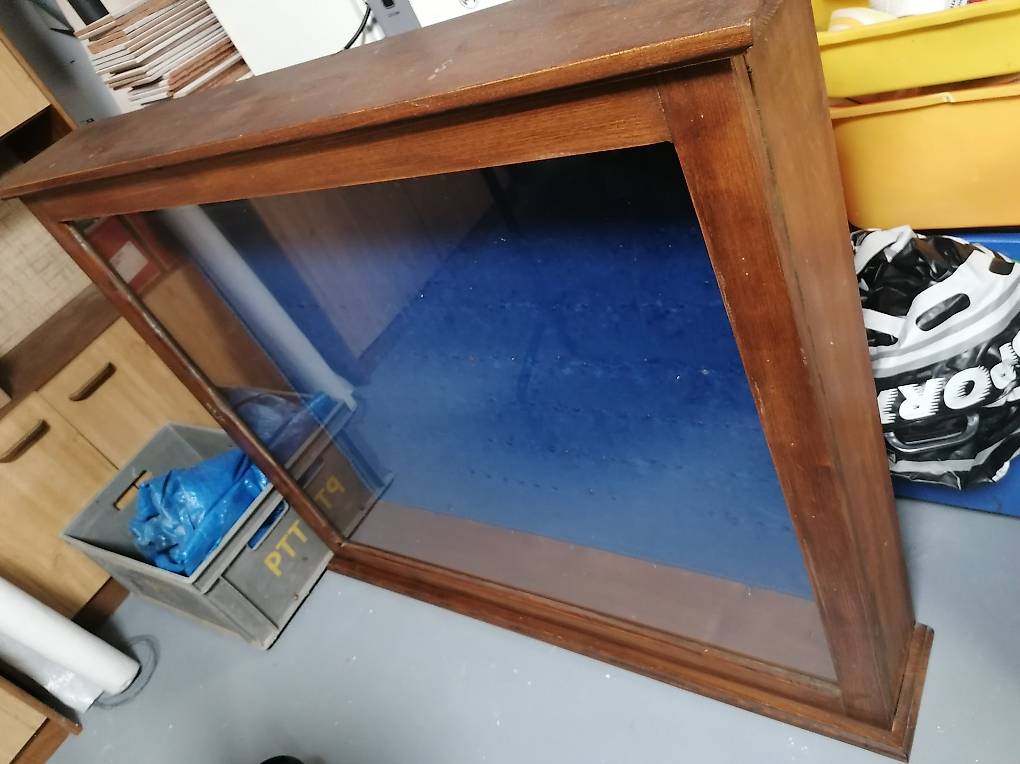 SAFE Houten Vitrine XXL Met Velours Paneel Geschikt Voor Pins Medailles En Buttons SAFE Houten Vitrine XXL Met Velours Paneel Geschikt Voor Pins Medailles En Buttons