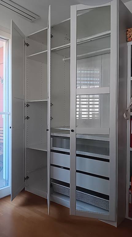 Weisser IKEA Schrank mit Glastüren und Beleuchtung im Kanton Luzern