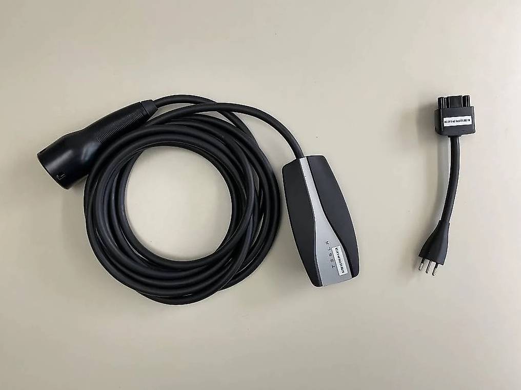 Chargeur Tesla (UMC2) avec fiche T12, pour charge type 2 Canton Fribourg -  anibis.ch
