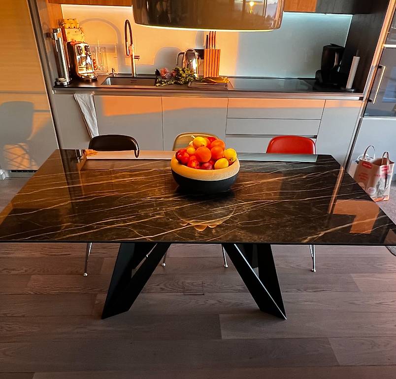 Table De Salle à Manger Roche Bobois à Rallonges, Plateau Verre Et Piétement Acier Noir, Design Moderne