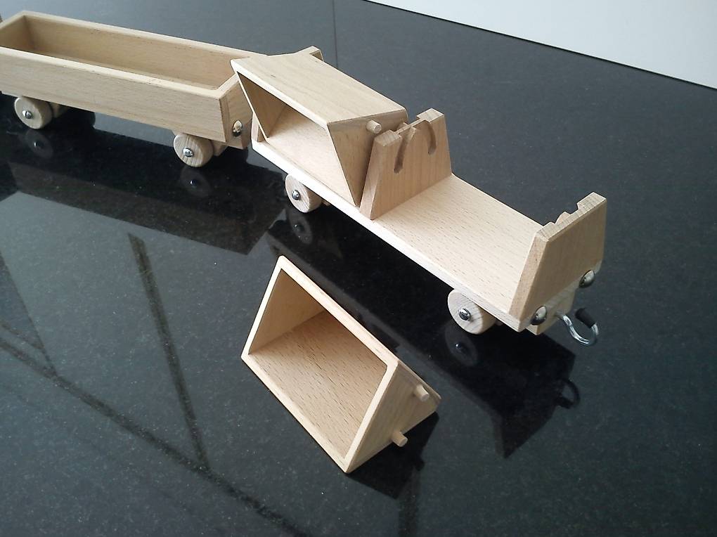 Toyvian Holzbahnsteig Modell - Spielzeug Für Holzeisenbahn Mit Miniaturfigur