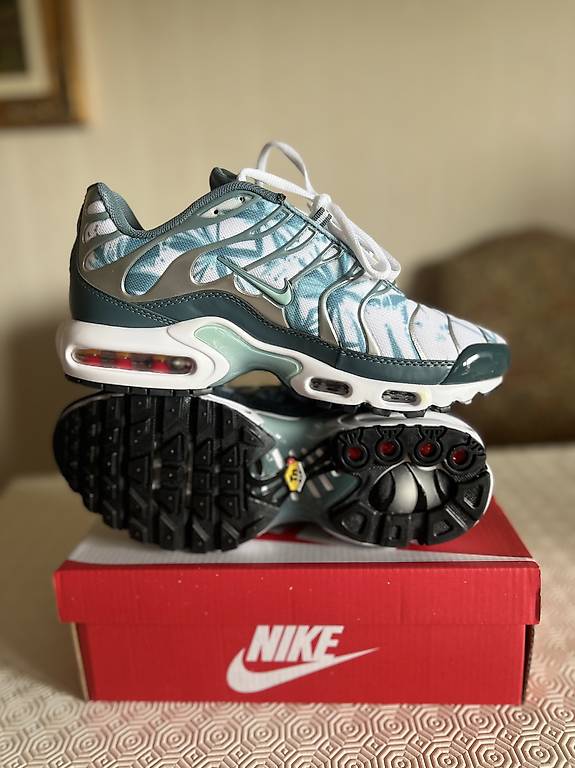 Shops air max plus palm trees