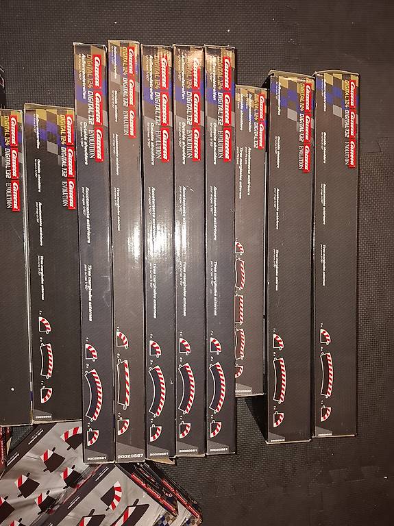 Carrera Digital 124/132 Randstreifenset 19 Schachteln im Kanton