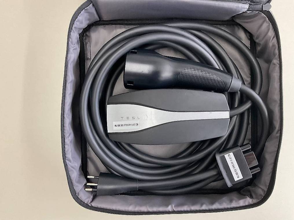 Chargeur Tesla (UMC2) avec fiche T12, pour charge type 2 Canton Fribourg -  anibis.ch