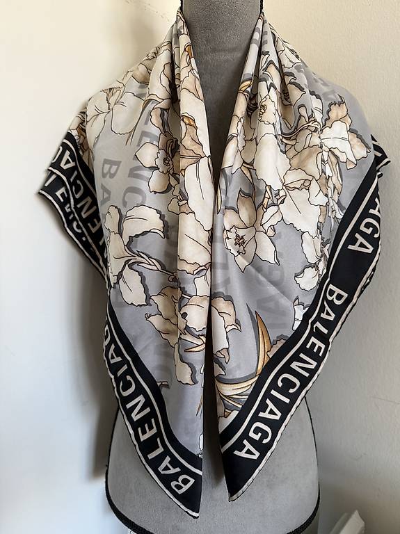 Foulard En Soie Vintage CINXIA DE VERGAS – 80x87 Cm, Beige, Élégant Et Léger