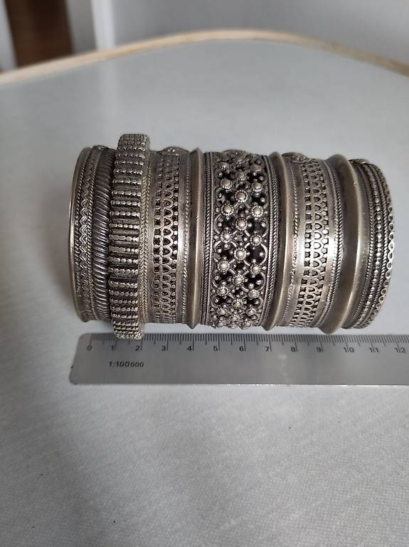 Bracelet Manchette En Métal Style Ancien Et Ethnique - Bijou D'occasion Sans Marque
