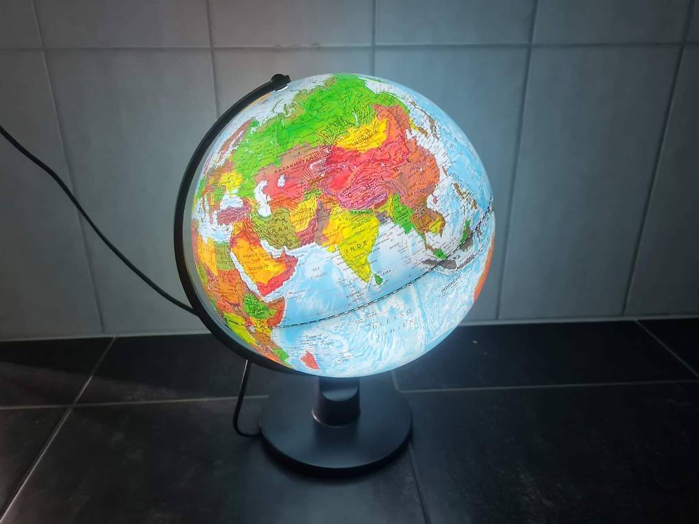 Globe Du Monde Avec Illumination Canton Fribourg Anibis Ch