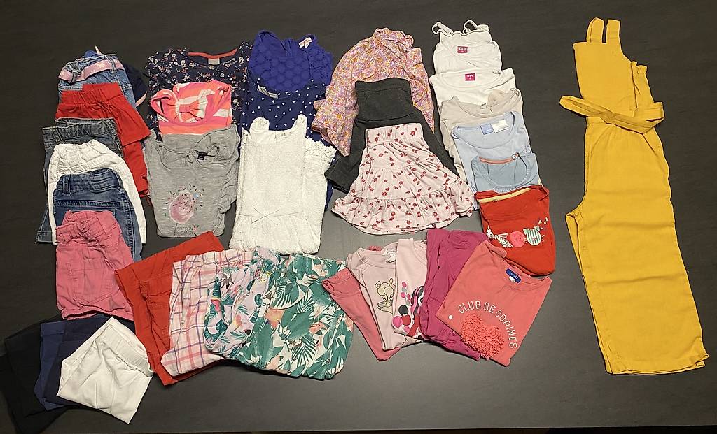 Lot habits fille Printemps/Été taille 116 im Kanton Waadt