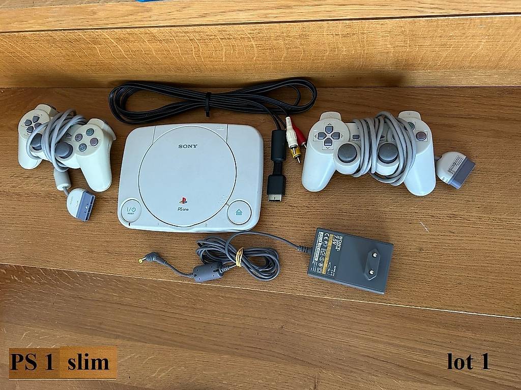 PS1] Console + câbles + 2 manettes + carte mémoire + housse
