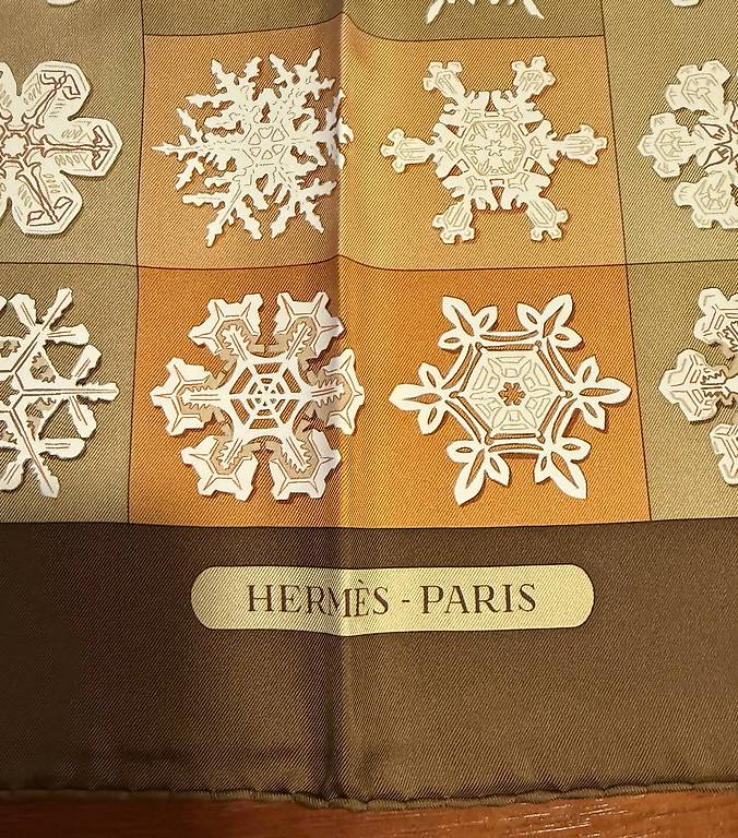 Foulard Carré HERMÈS Feux De L'hiver En Soie Jaune - Occasion En Très Bon état