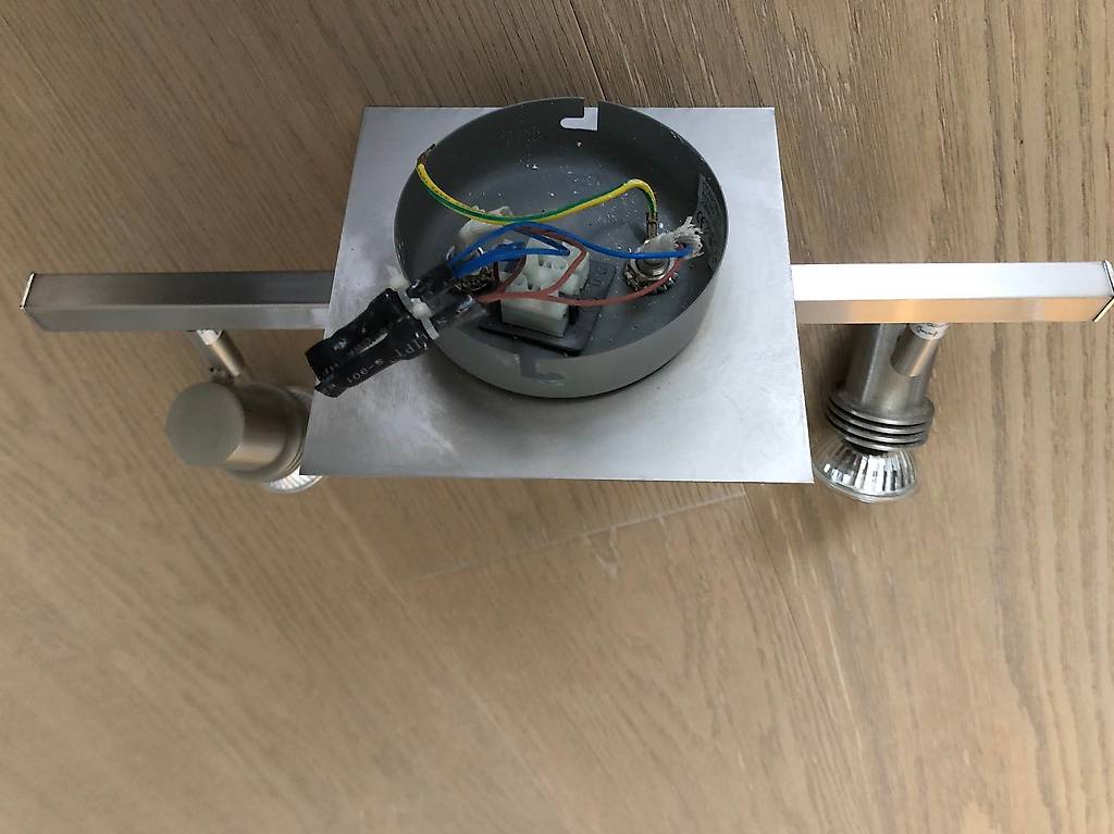 Lampe de plafond 2 spots avec ampoules Canton Genève anibis.ch