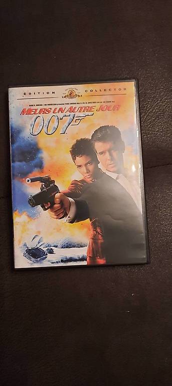 Original poster James Bond Meurs un autre jour