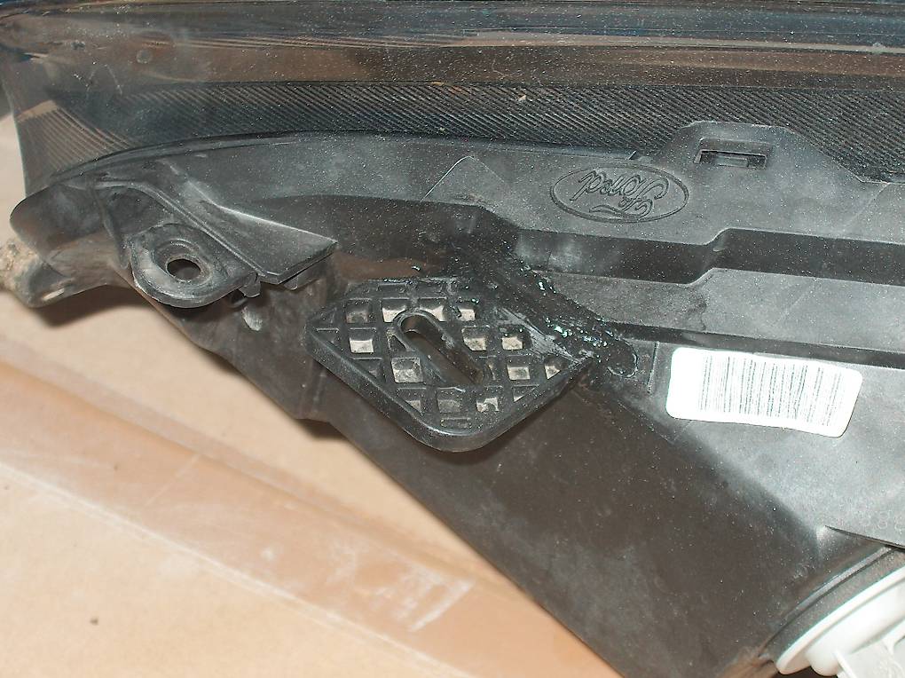 Phare Avant Gauche Pour Ford Fiesta 2008-2013 - Halogène, Avec Moteur De Réglage, Référence TYC, Neuf Sous Emballage