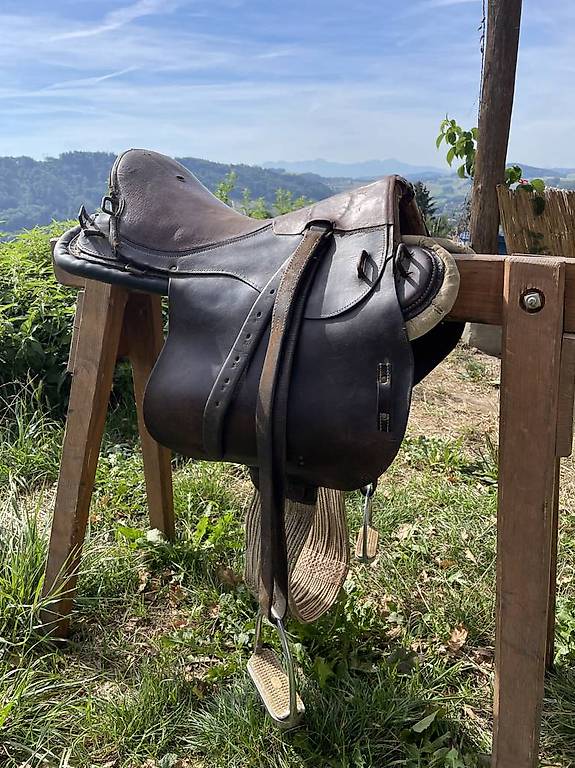 Selle d'équitation anglaise Crosby en cuir avec étriers