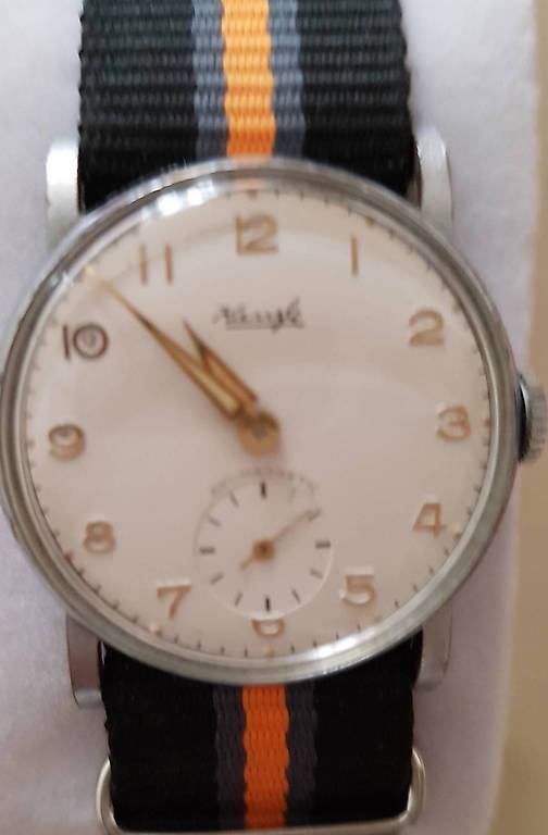 Montre Ancienne AUTO 5 Antimagnétique – Occasion En état De Marche – Cadran Multicolore – Bracelet Nike Usé