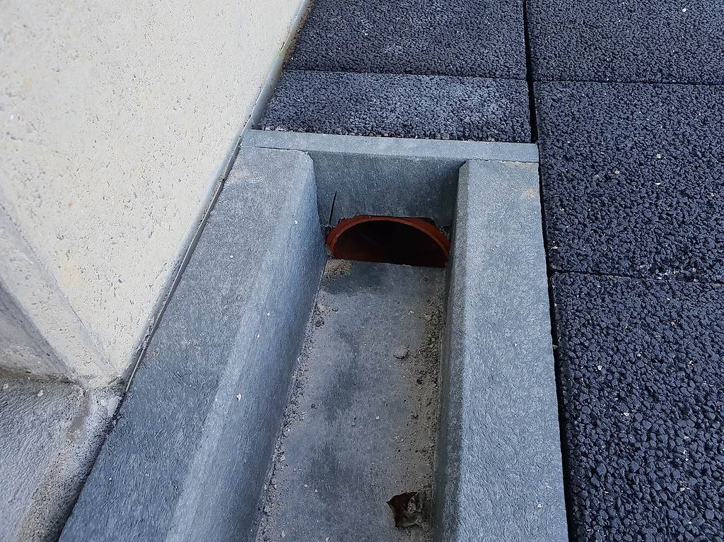 Rigole traverse route caniveau renvoi revers d'eau drain ! im Kanton