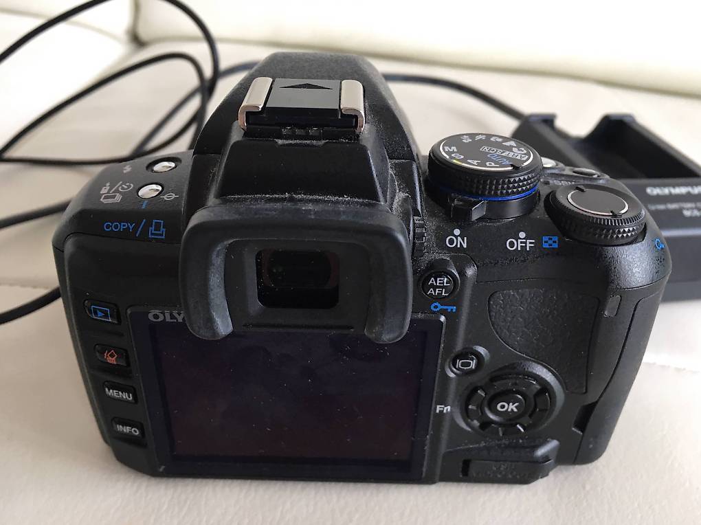 Vends un reflex Olympus avec 3 objectifs et flash. Sac, trépied et