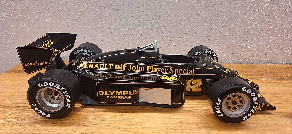 Lotus 97T Renault Ayrton Senna F1 1985 Pauls Model Art 1:8 im