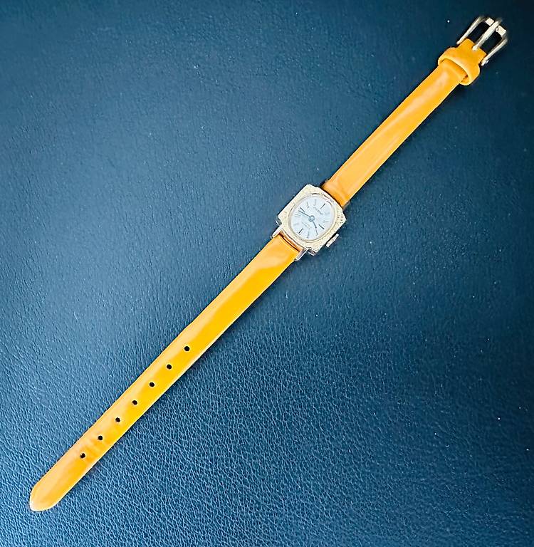 Montre Vintage Swiss Made Années 1970 - Mécanique Manuelle, Boîtier Carré 38mm - Neuf Jamais Portée