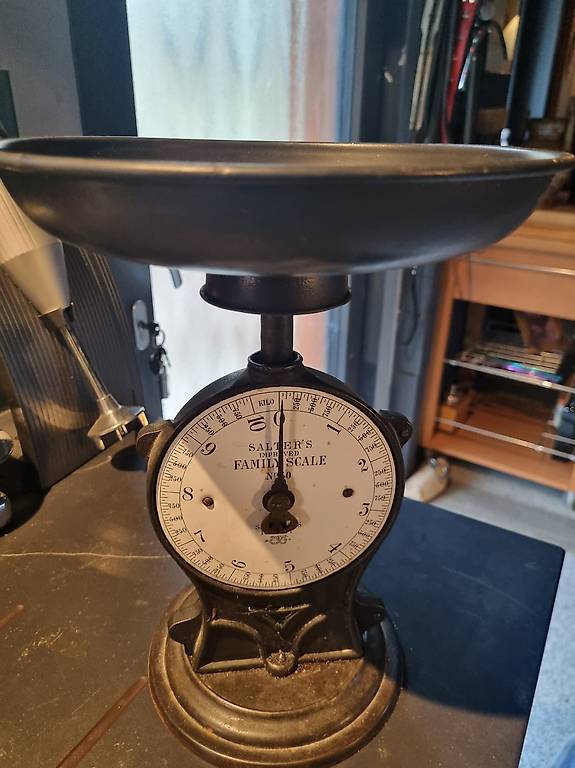 Ancienne balance (plateaux en cuivre) sur Gens de Confiance