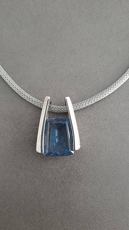 Collier argent avec pendentif cristal bleu et diamants fantaisies