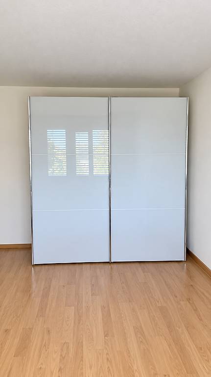 Kleiderschrank mit Milchglas-Schiebetüren im Kanton Zürich