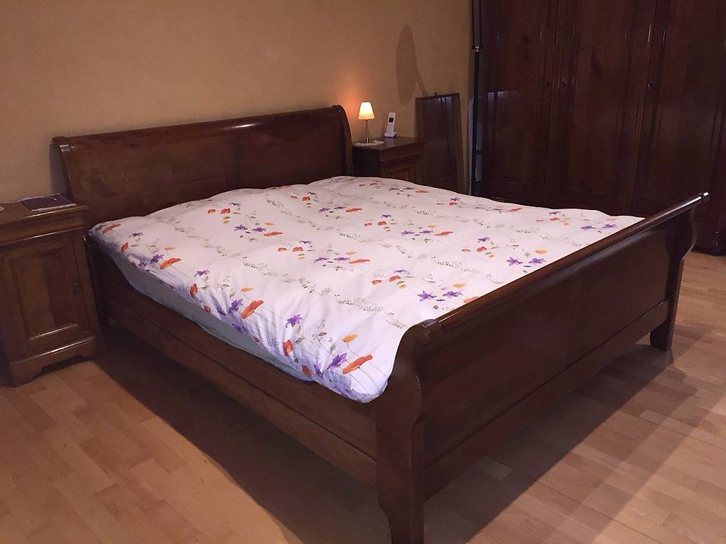 Chambre Louis Philippe En Merisier Massif – Lot 3 Pièces : Lit, Commode, Table De Chevet