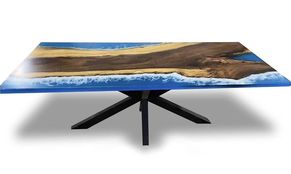 Création d'une table basse en noyer massif et résine époxy bleu à Lyon