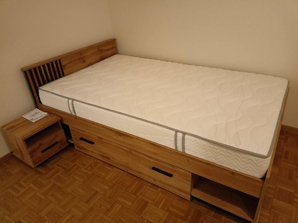 Lit, matelas (120x200) et table de chevet (quasi neuf) Canton Genève ...