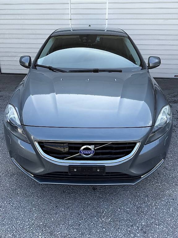 VOLVO V40 D4 Momentum Geartronic — slika 3