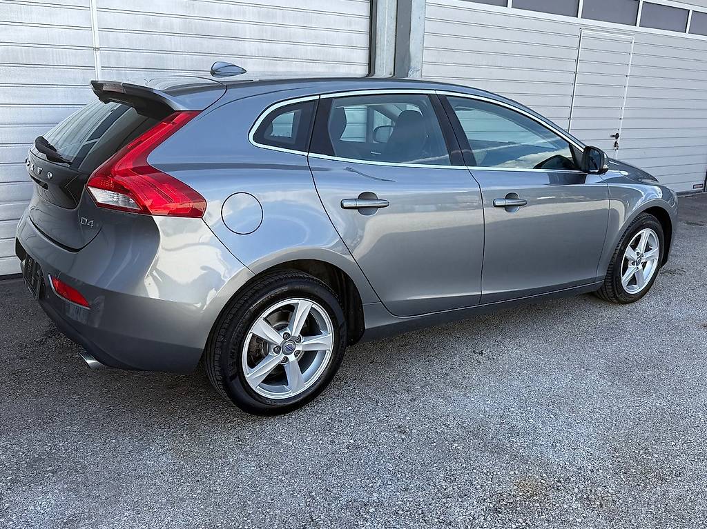 VOLVO V40 D4 Momentum Geartronic — slika 5