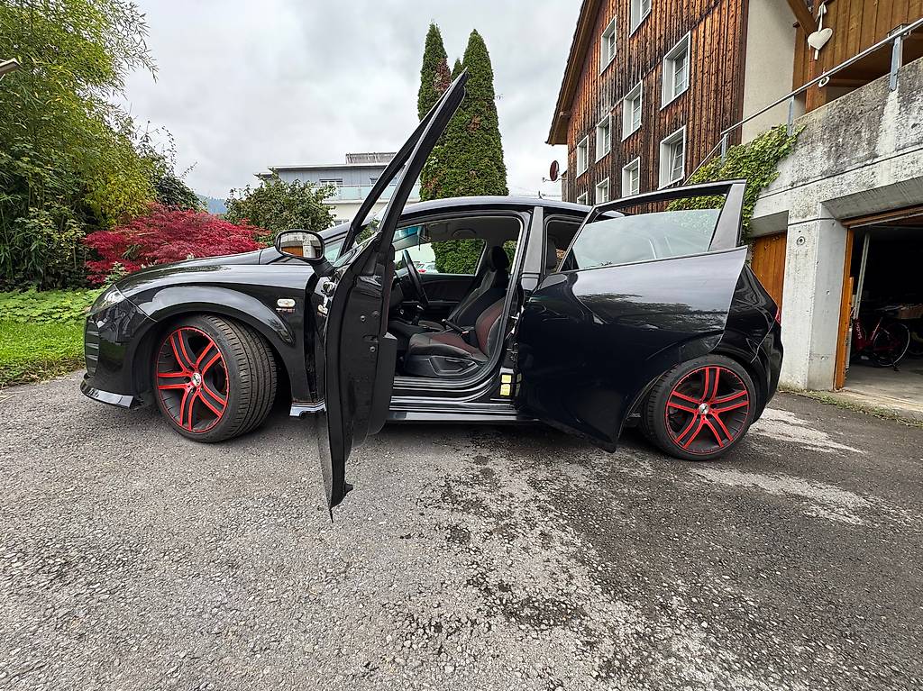 SEAT Leon 2.0 FSI T Radical — slika 5