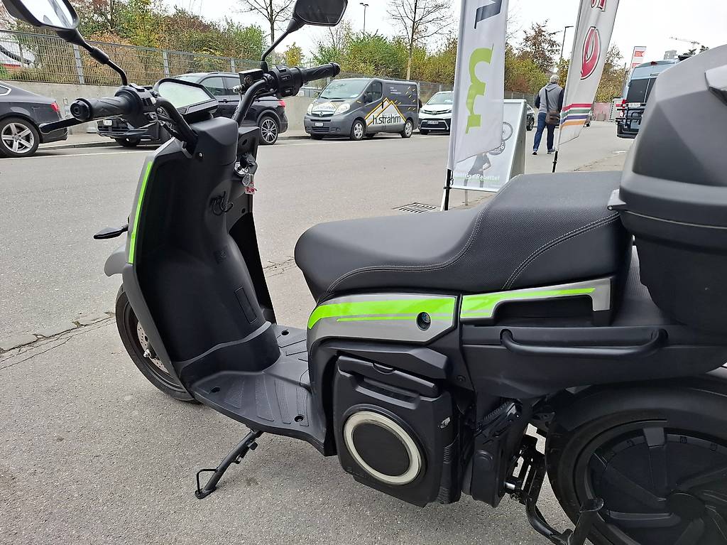 SILENCE S02 - 95km/h mit Doppelsitz und GIVI-Box im Kanton Zürich ...