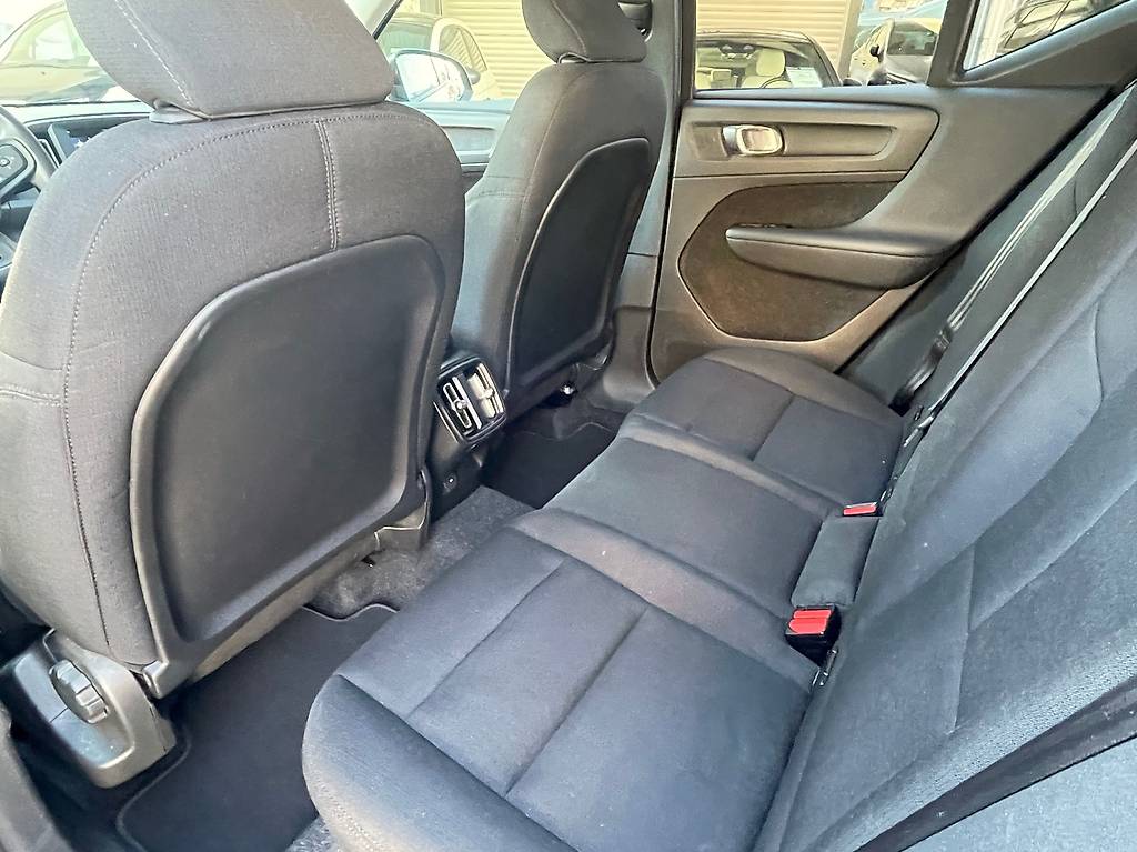 VOLVO XC40 T3 Momentum — slika 4