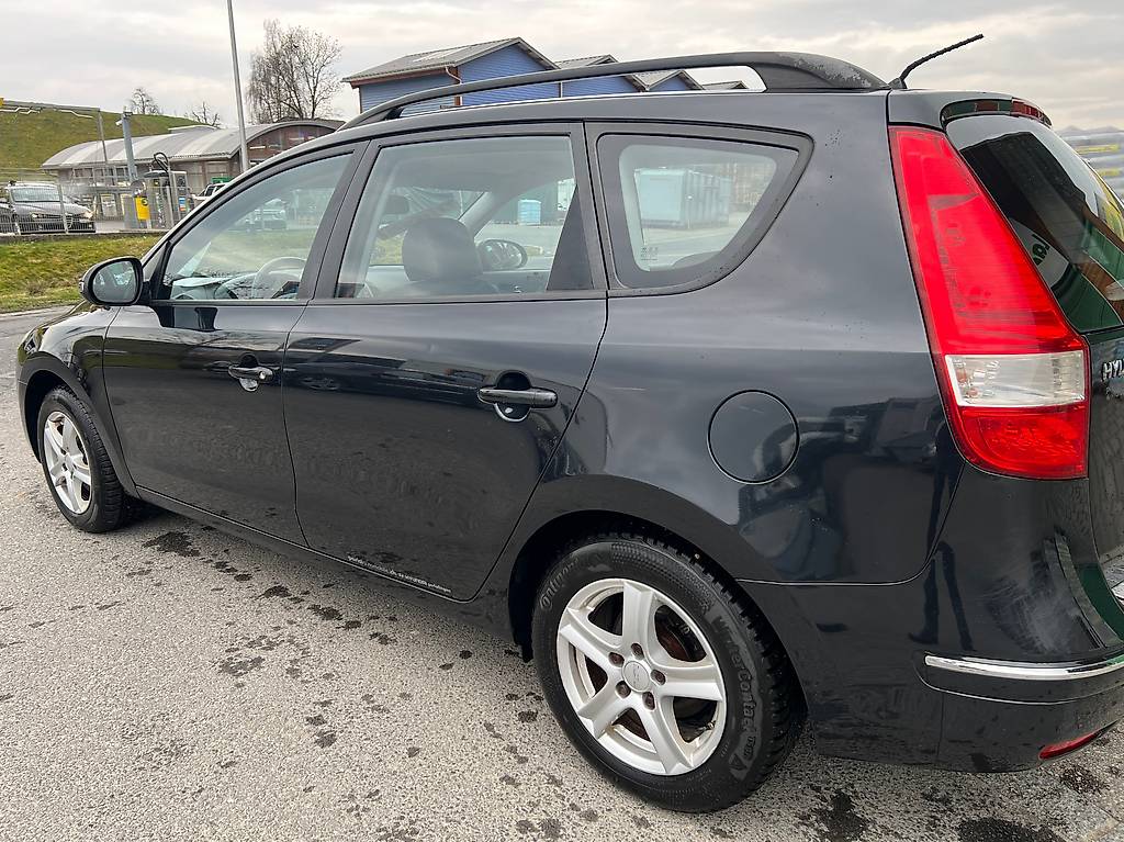 HYUNDAI i30 Wagon 2.0 CRDi Premium — slika 4