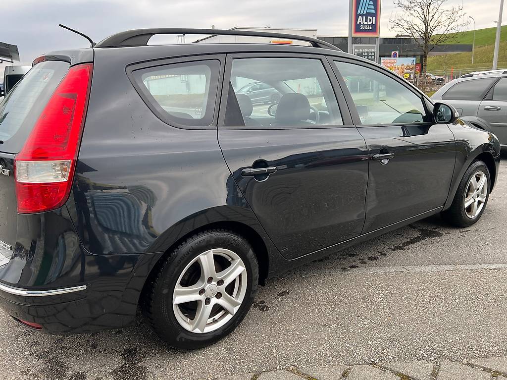 HYUNDAI i30 Wagon 2.0 CRDi Premium — slika 5