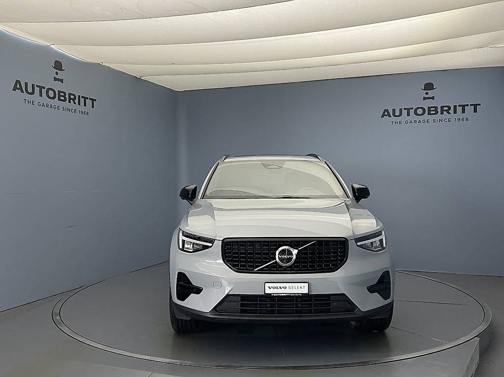 VOLVO XC40 2.0 B3 MH Plus Dark — slika 2