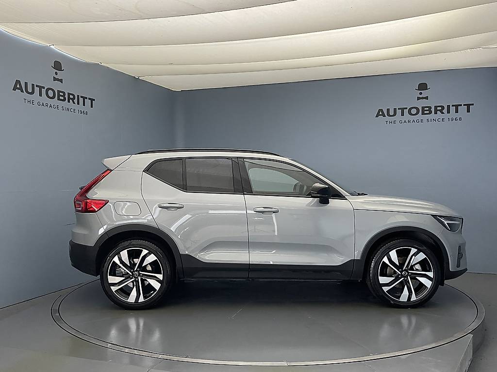 VOLVO XC40 2.0 B3 MH Plus Dark — slika 4