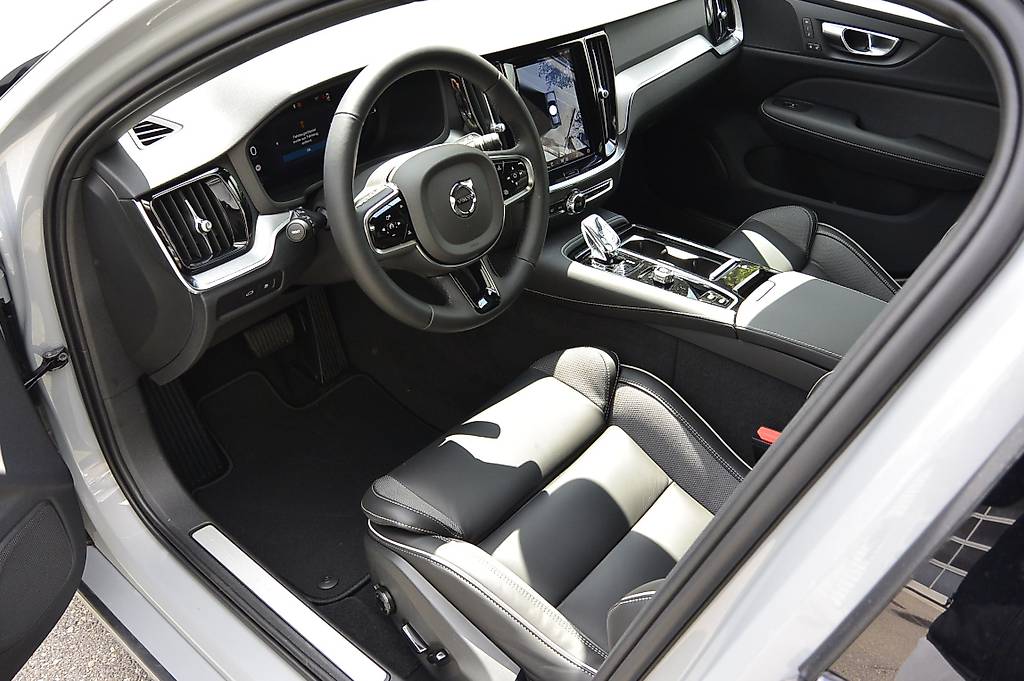 VOLVO V60 2.0 T6 TE Plus Dark eAWD — slika 3