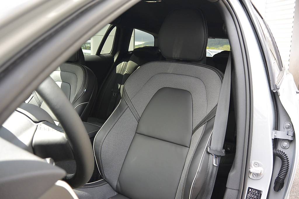 VOLVO V60 2.0 T6 TE Plus Dark eAWD — slika 4