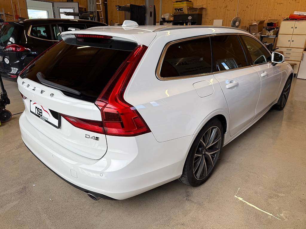 VOLVO V90 D4 AWD Momentum Geartronic — slika 4