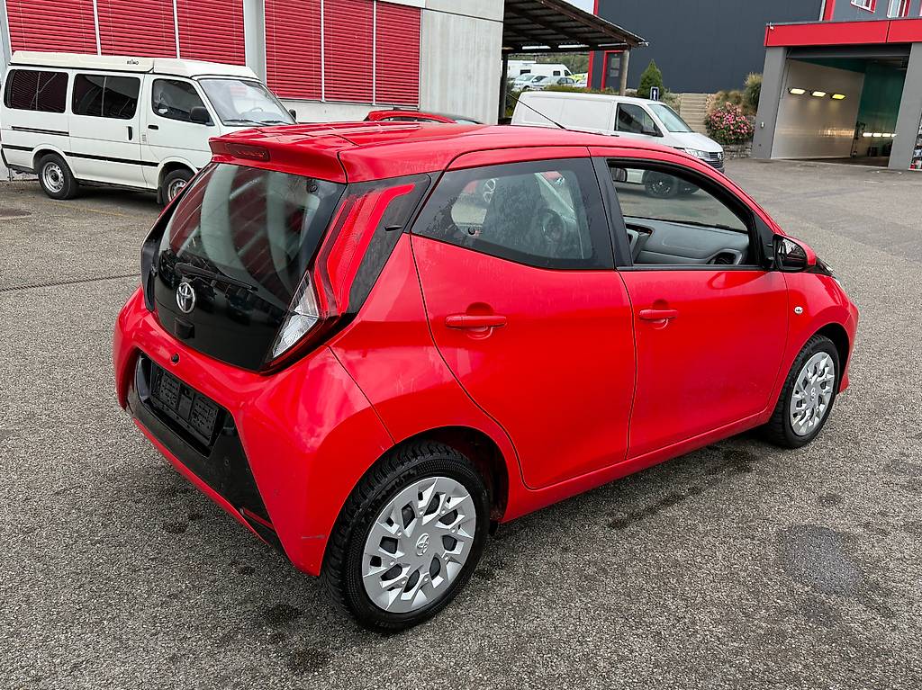 TOYOTA Aygo 1.0 VVT-i x-play — slika 2