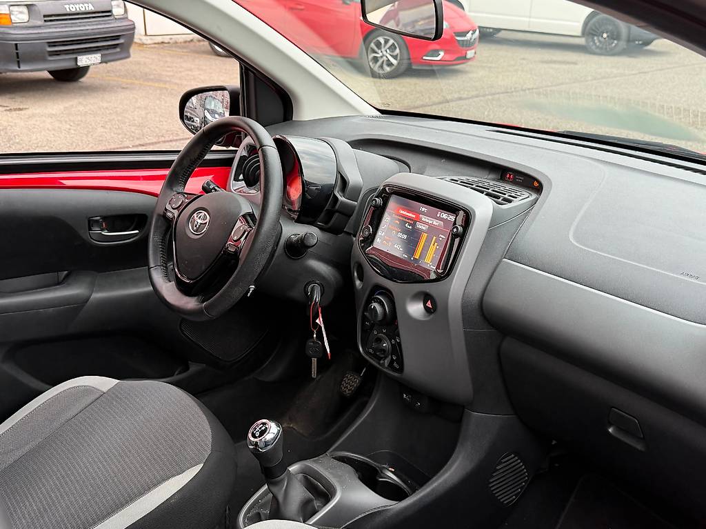 TOYOTA Aygo 1.0 VVT-i x-play — slika 3