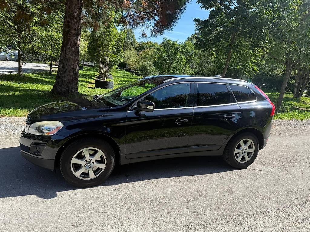 VOLVO XC60 D5 AWD Summum Geartronic — slika 2