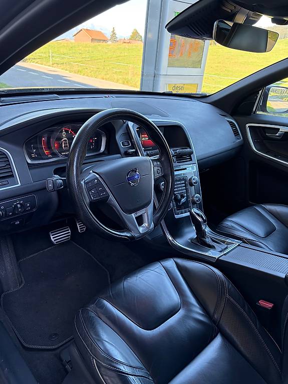 VOLVO XC60 T6 AWD Momentum R-Design Geartronic — slika 4