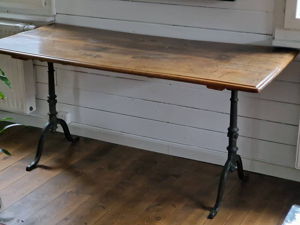 TABLE de BISTROT grand format,pieds fonte origine,fr.2300. Canton Fribourg anibis.ch