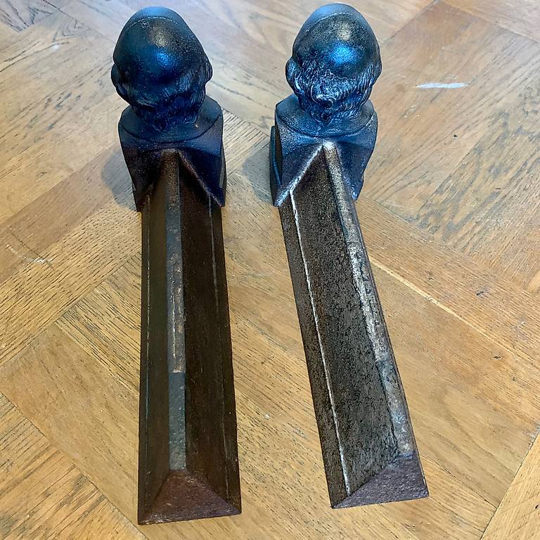 Enchères Lot 428 - Paire de chenets en fonte à tête de cheval