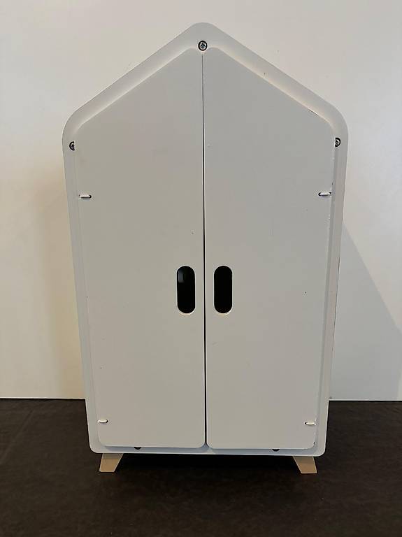 Armoire de poupée en BOIS laqué + 8 cintres. 47 x 29 x 18,5cm; Poids 2kg - Jeux & Jouets Armoire de poupée en BOIS laqué + 8 cintres. 47 x 29 x 18,5cm; Poids 2kg - Jeux & Jouets