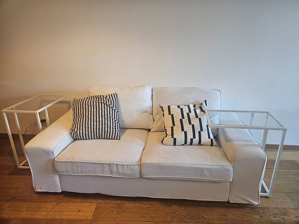 Canapé blanc 3 places Ikea gamme Kivik et 2 tables d'appoint Canton ...