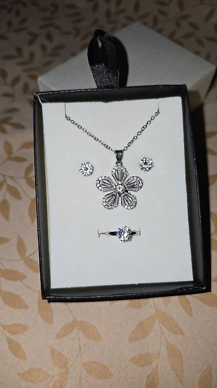 Joli ensemble collier et boucles d'oreilles signé SH for AVON- Collier ras de cou plastron avec pendentifs en cristal et cabochons--art.84/3- - France